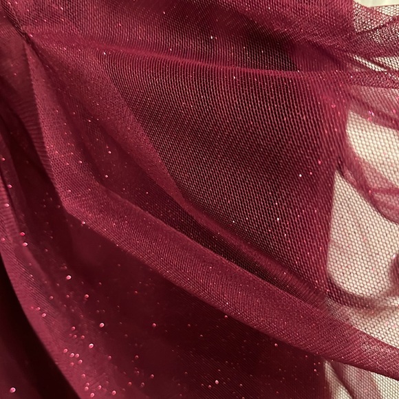 Beautiful holiday or event dresss in Burgundy , Size 2. - Picture 4 of 4